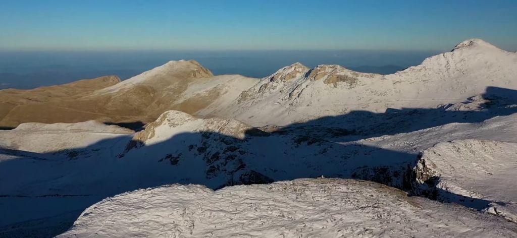 Εντυπωσιακά πλάνα από τα πρώτα χιόνια στον Παρνασσό