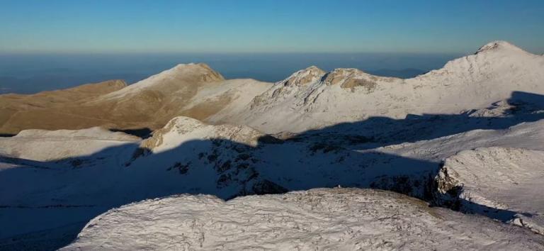 Εντυπωσιακά πλάνα από τα πρώτα χιόνια στον Παρνασσό