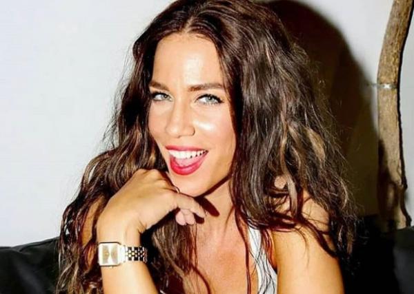 Κατερίνα Στικούδη : Στόλισε το δέντρο της και πόζαρε με σέξι εμφάνιση