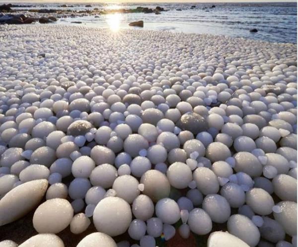 Φινλανδία : Μία παραλία γεμάτη «μπαλάκια» πάγου