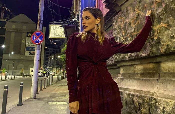 Κόνι Μεταξά : Αναστατώνει με νέα τόπλες φωτογραφία