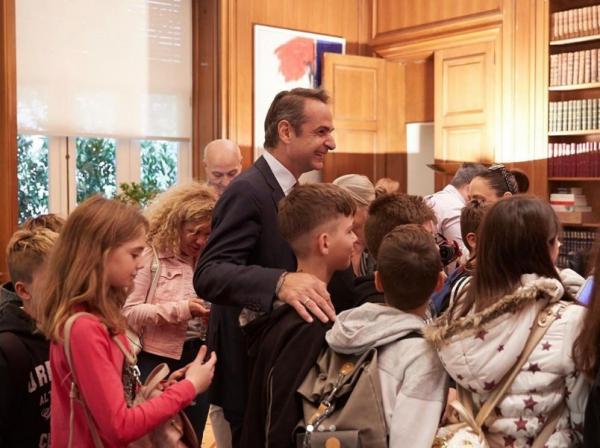 Ο Μητσοτάκης ξενάγησε μαθητές δημοτικού στο Μαξίμου