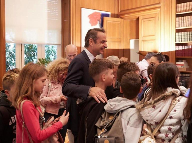 Ο Μητσοτάκης ξενάγησε μαθητές δημοτικού στο Μαξίμου