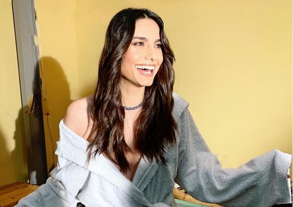 Ηλιάνα Παπαγεωργίου : «Κόλαση» με το ορθάνοικτο ντεκολτέ της