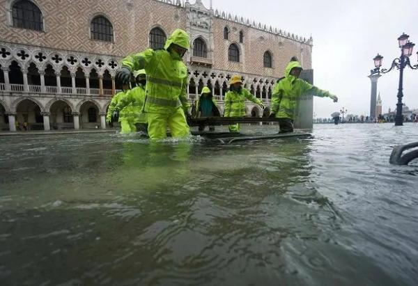 Βενετία : Σε «κατάσταση καταστροφής» – Σαρώνει η πλημμυρίδα