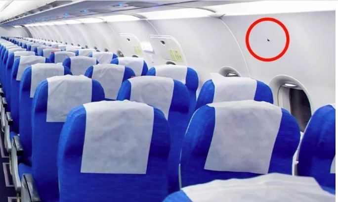 Τι σημαίνει το μικροσκοπικό τρίγωνο πάνω από τις θέσεις στο αεροπλάνο