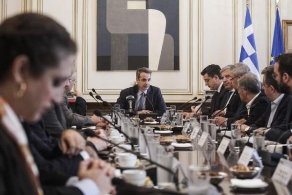 Προσφυγικό : Η κυβέρνηση ζητά βοήθεια από τις Περιφέρειες και προχωρά σε 1.700 προσλήψεις