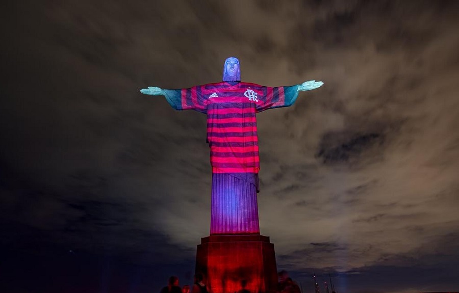 Στα χρώματα της Φλαμένγκο ντύθηκε το άγαλμα του Ιησού στο Ρίο