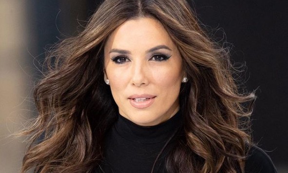 H Εύα Λονγκόρια ποζάρει άβαφη αγκαλιά με τον γιο της