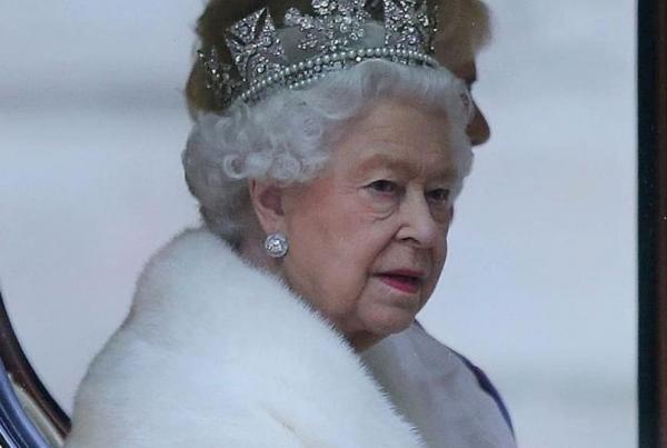 Η βασίλισσα Ελισάβετ εγκαταλείπει επίσημα την αληθινή γούνα