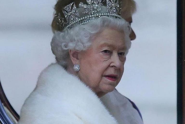 Η βασίλισσα Ελισάβετ εγκαταλείπει επίσημα την αληθινή γούνα