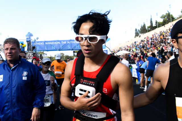 Μαραθώνιος Αθήνας : Τυφλός αθλητής από την Κορέα τερμάτισε χωρίς συνοδό