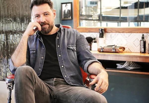 Μάνος Παπαγιάννης : Με ράμματα στο πρόσωπο ο γνωστός ηθοποιός