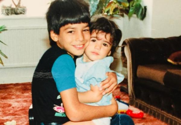 Δε φαντάζεστε ποιος διάσημος ηθοποιός είναι το αγοράκι της φωτογραφίας