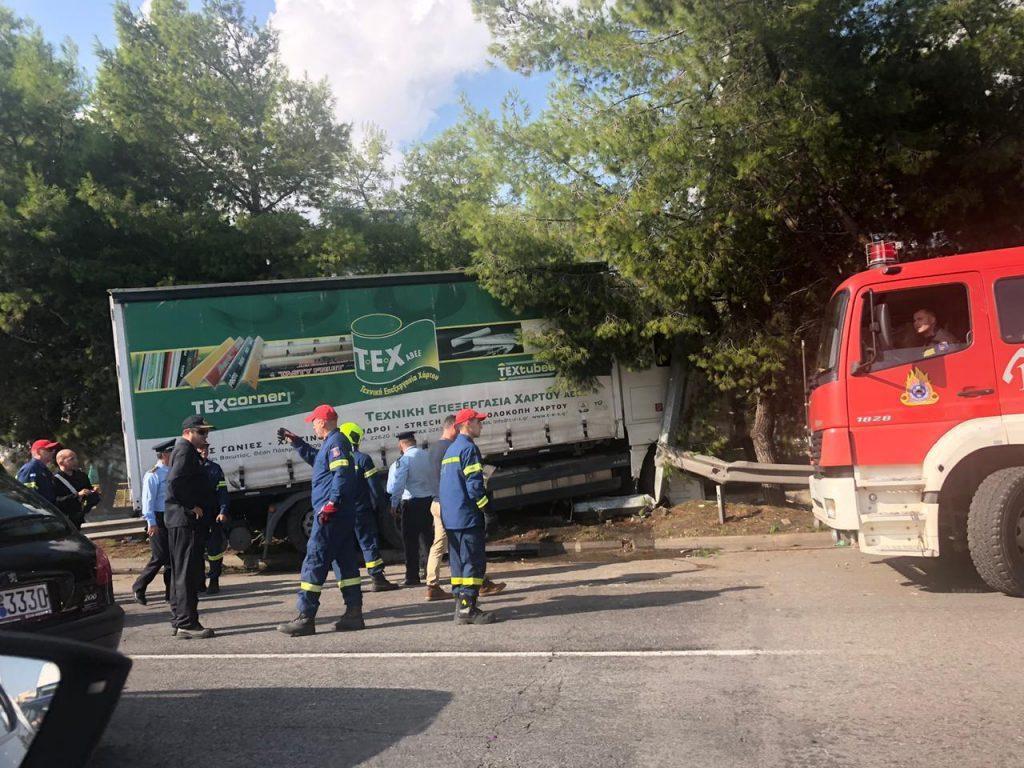 Εκτροπή φορτηγού στον Κηφισό : Σοκαριστικές εικόνες από το σημείο – Κυκλοφοριακό χάος