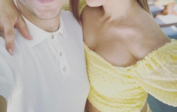 Οικογενειακή βόλτα στη φύση για διάσημο ζευγάρι