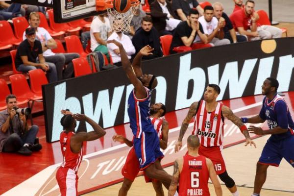 Πέρασε και η Εφές από το ΣΕΦ – Νέα βαριά ήττα του Ολυμπιακού