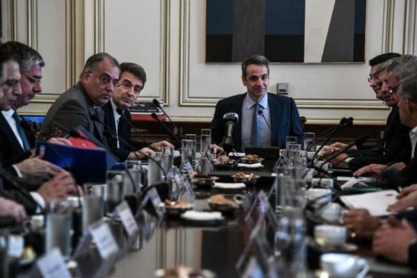 Μητσοτάκης σε περιφερειάρχες : Βάλτε πλάτη για το προσφυγικό