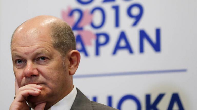 FT: Τι παγίδες κρύβει η πρόταση Σολτς για πανευρωπαϊκή ασφάλιση καταθέσεων