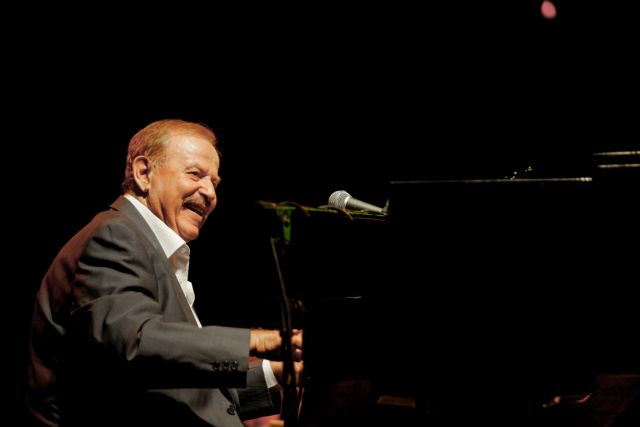 Γιάννης Σπανός : Σε κλίμα οδύνης το τελευταίο αντίο στον σπουδαίο μουσικοσυνθέτη