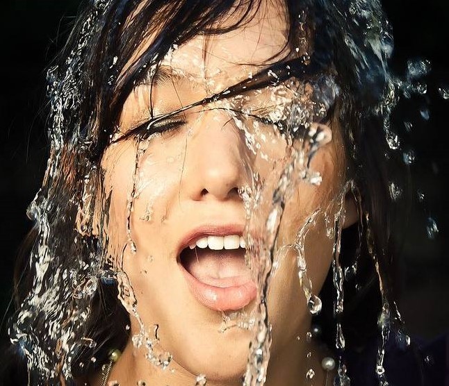 Μαλλιά : Γιατί δεν πρέπει ποτέ να κοιμάστε με βρεγμένο μαλλί