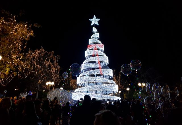 Χριστούγεννα : Η Αθήνα φωταγωγείται όσο ποτέ στο παρελθόν