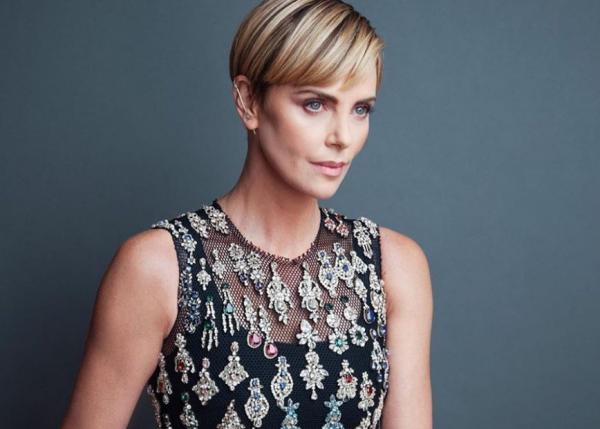 Σαρλίζ Θερόν : «Ναι» στα βραβεία χωρίς διακρίσεις φύλου