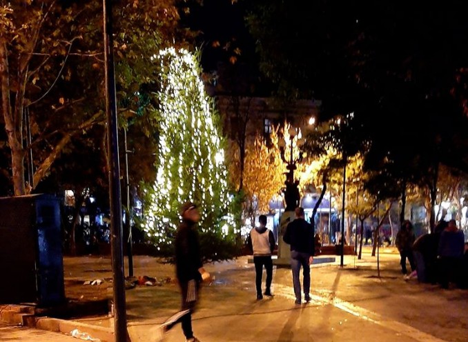 Επιχείρησαν να κάψουν χριστουγεννιάτικο δέντρο στα Εξάρχεια [Εικόνα]