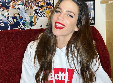 Κατερίνα Στικούδη: Το κόκκινο φόρεμα που «άναψε» φωτιές