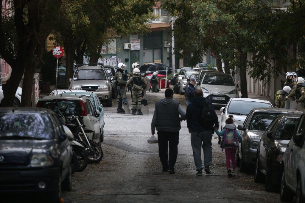 Κουκάκι : Δέκα προσαγωγές καταληψιών και κατοίκων στην τριπλή επιχείρηση της ΕΛ.ΑΣ