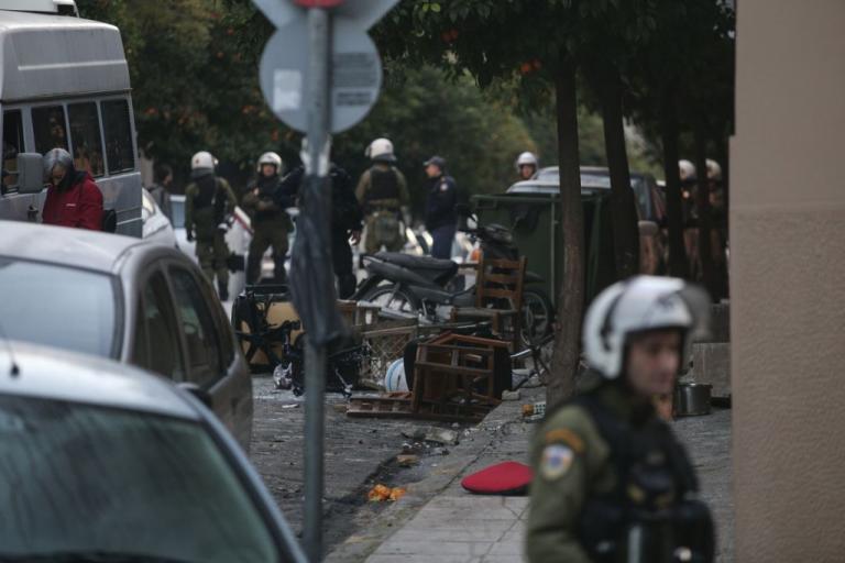 Δημήτρης Ινδαρές: Κύμα συμπαράστασης στον σκηνοθέτη που ξυλοκοπήθηκε από τα ΜΑΤ