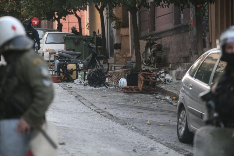 Κουκάκι : «Είδα τα ΜΑΤ να πατούν το κεφάλι του γιου μου» -Καταγγελία σοκ πολίτη από την επιχείρηση