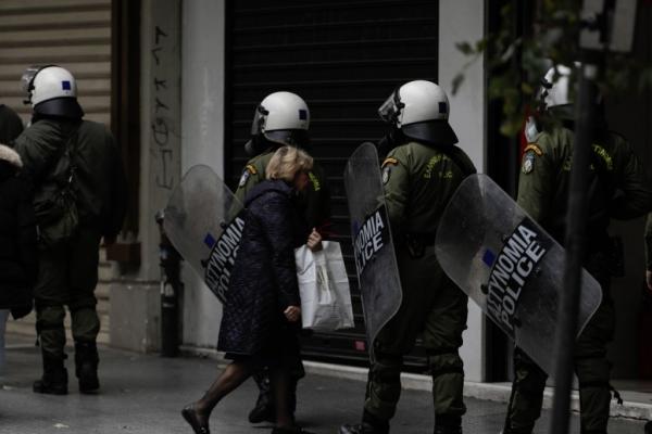 ΕΛ.ΑΣ.: Υποχρέωση των αστυνομικών να φέρουν διακριτικά στη στολή τους