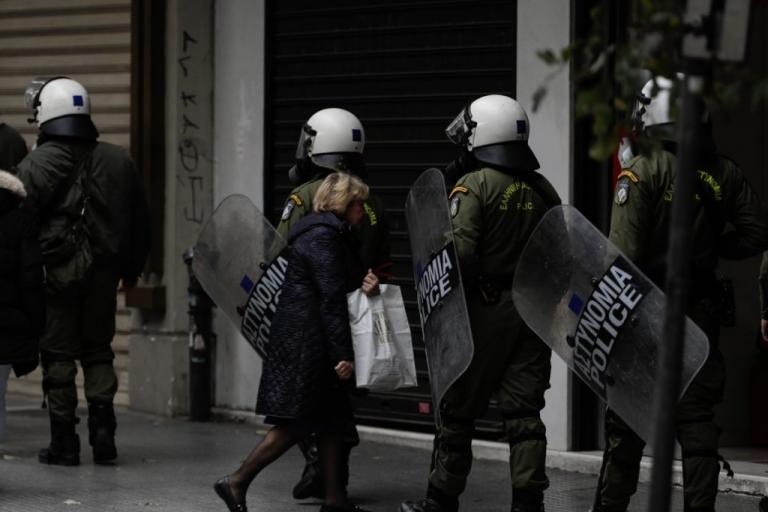 ΕΛ.ΑΣ.: Υποχρέωση των αστυνομικών να φέρουν διακριτικά στη στολή τους