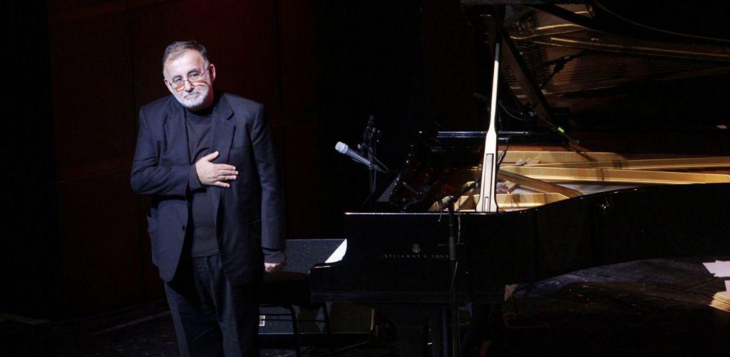 Θάνος Μικρούτσικος in memoriam: «Και μια πικρία μας ματώνει ανείπωτη…»