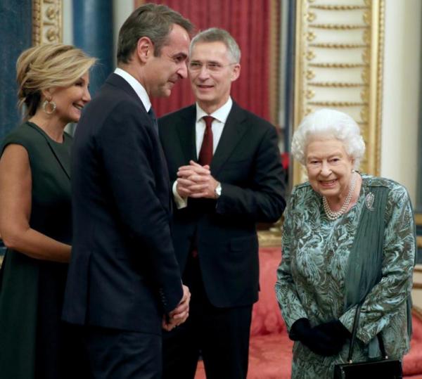 Η Μαρέβα ευχαριστεί την βασίλισσα Ελισάβετ