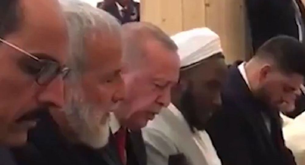 Ο Ερντογάν ψάλλει το κοράνι στο κεντρικό τζαμί του Λονδίνου
