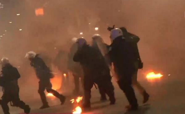 Πορεία Γρηγορόπουλου : Επεισόδια στο κέντρο της Πάτρας – «Βροχή» από μολότοφ και ρίψη χημικών
