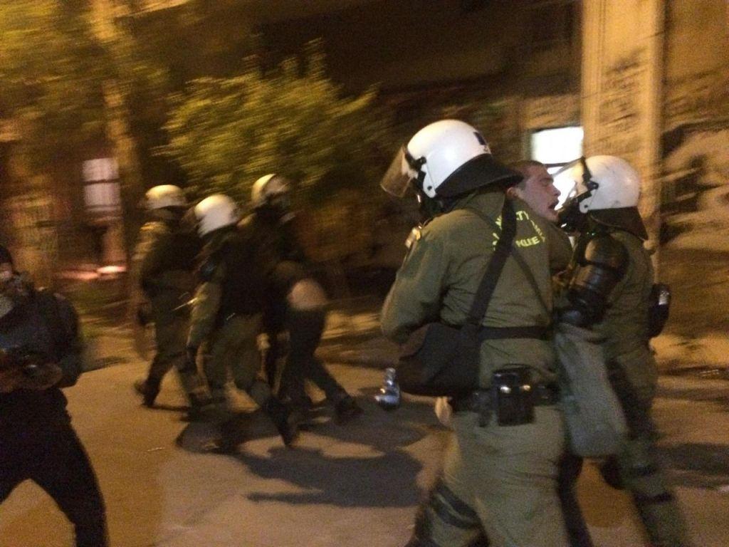 Δολοφονία Γρηγορόπουλου : ΜΑΤ προσάγουν κόσμο στα Εξάρχεια