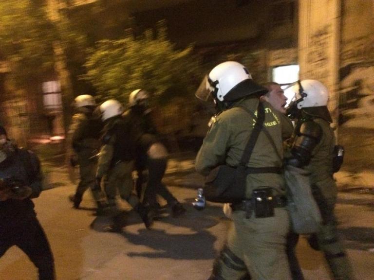 Δολοφονία Γρηγορόπουλου : ΜΑΤ προσάγουν κόσμο στα Εξάρχεια