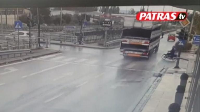 Σοκαριστικό τροχαίο στην Πάτρα : Μηχανάκι «καρφώνεται» σε νταλίκα