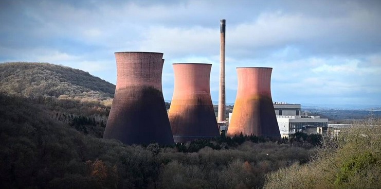 Πύργοι εργοστασίου γίνονται «σκόνη» σε λίγα δευτερόλεπτα