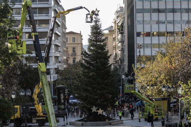 Σύνταγμα : Στολίζεται το χριστουγεννιάτικο δέντρο