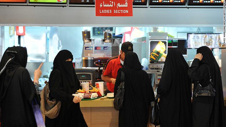 Σαουδική Αραβία : Καταργείται ο διαχωρισμός φύλων στα εστιατόρια