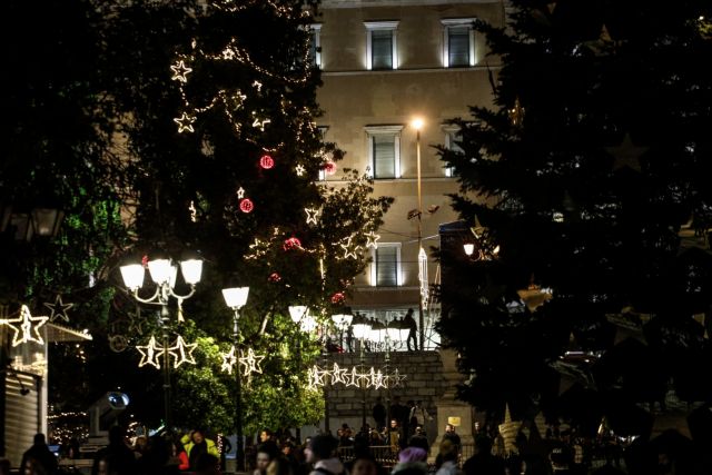 Το χριστουγεννιάτικο δέντρο στην πλατεία Συντάγματος λίγο πριν φωταγωγηθεί