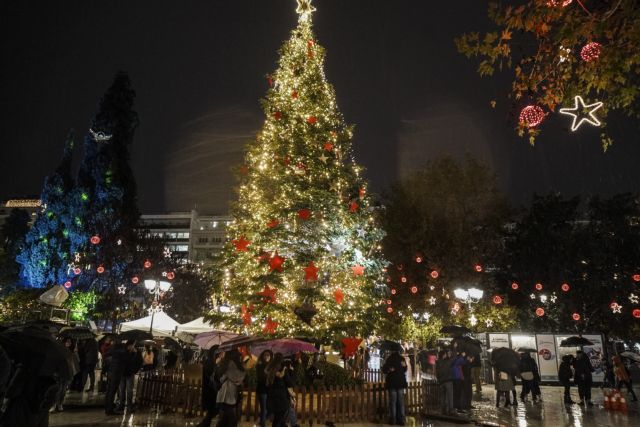 Χριστούγεννα 2019 : Φωταγωγήθηκε το δένδρο στην πλατεία Συντάγματος