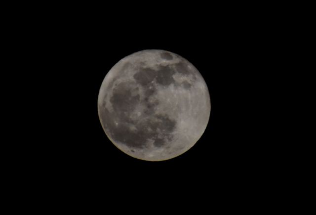 «Παγωμένη Πανσέληνος»: Απολαυστικές φωτογραφίες από το ολόγιομο φεγγάρι