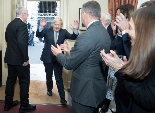 Στη Βασίλισσα ο Τζόνσον – Πήρε εντολή σχηματισμού κυβέρνησης