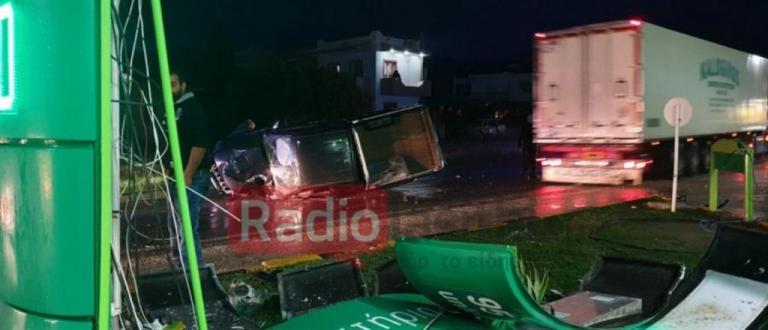 Φοβερό τροχαίο: Αγροτικό καρφώθηκε σε βενζινάδικο [Εικόνες]