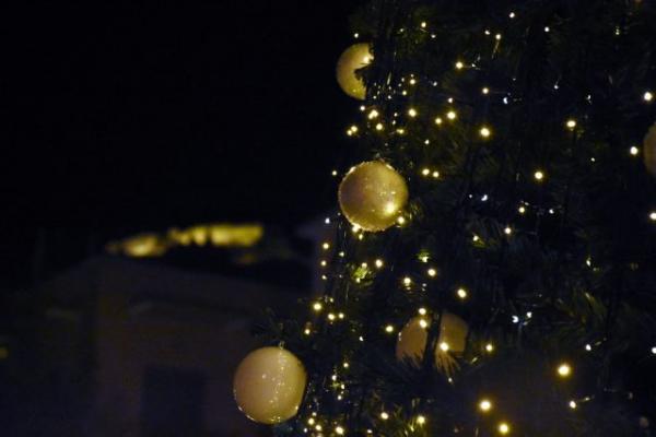 Μάτι: Σε κλίμα συγκίνησης φωταγωγήθηκε το χριστουγεννιάτικο δέντρο